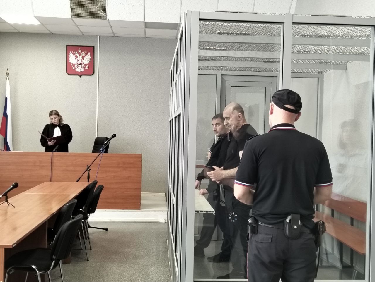 В Перми второй раз осудили поставщиков контрафакта в пандемию COVID-19. Бизнесмену из Челябинска Станиславу Чалкову за мошенничество и подделку медицинских респираторов назначили 6 лет со штрафом 500 тыс. рублей. С учётом первого приговора - 8 лет лишения свободы. Его подельнику Демокриту Манелову — 6 лет со штрафом 400 тыс. рублей. Всего - 7 лет с учётом первого приговора. Иск Минздрава региона на 65 млн. рублей суд также удовлетворил. Изготовителя кустарных СИЗов Утрибека Мамажонова в этот раз судят в Казани. Ранее всё они и бывшая директор ФХУ Минздрава Марина Барова уже получили реальные сроки за поставку в пермские больницы кустарных шапочек и противочумных костюмов. Говорим же: в Перми пятница коррупционеров.