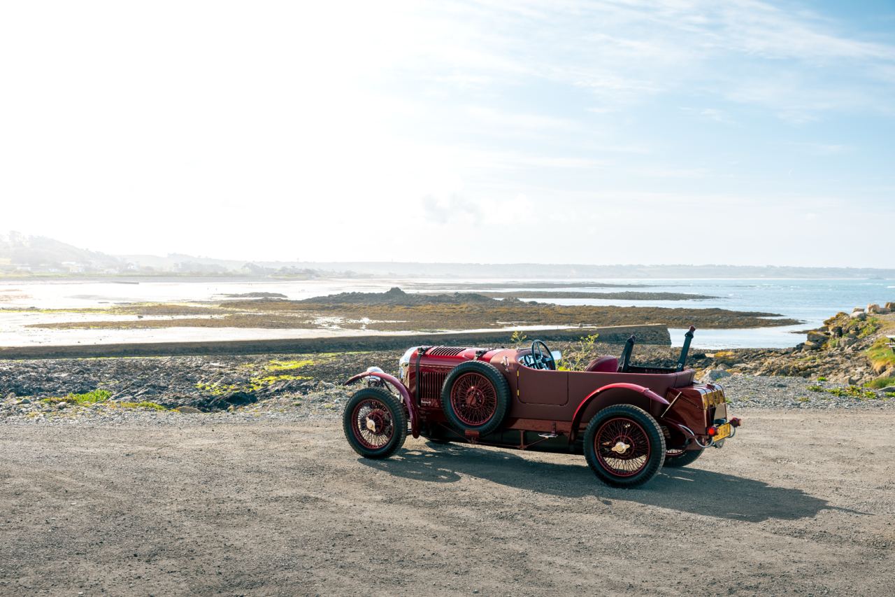 Bentley выпустят винтажный суперкар на электромоторе Blower Jr. На нем даже можно будет ездить по дорогам общего пользования. Ретрокар вдохновлен одним из самых быстрых гоночных авто конца 1920-х. При мощности 20 л.с. максимальная скорость составит 72 км/ч. Запас хода — всего 100 км. Поставки стартуют уже в конце лета. Предполагаемая цена — от $114 тыс. почти ₽9 млн .