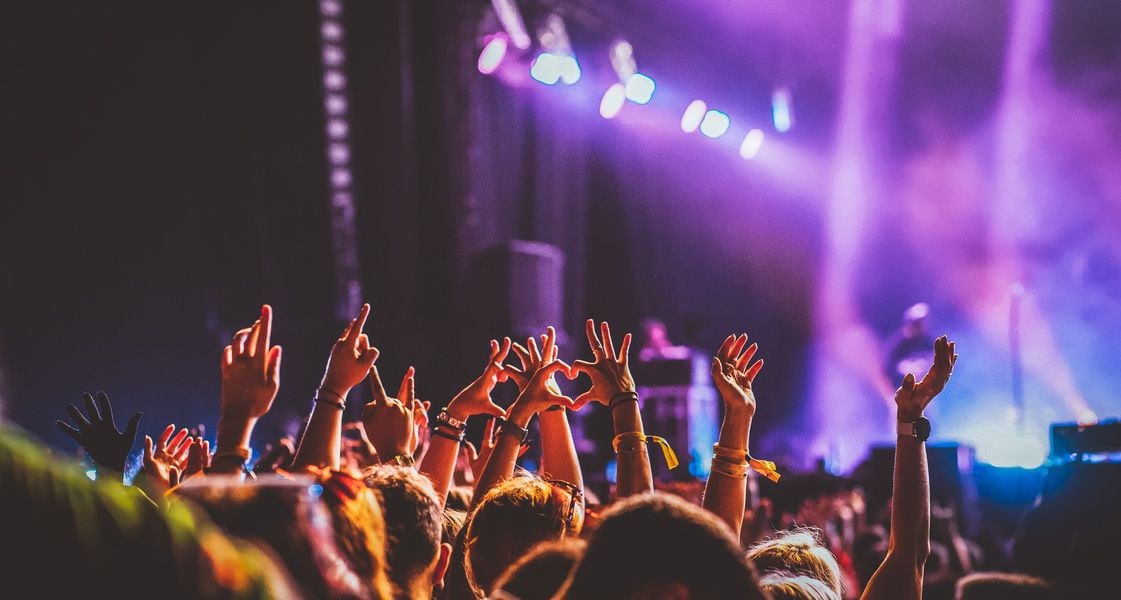 VK Fest объявил новую электронную сцену в Москве и площадки фестиваля в регионах Электронная сцена на фестивале — это площадка для диджеев. До 2025 года представить свои треки артисты могли только в Санкт-Петербурге: сцену с 2015-го ежегодно открывали только в Северной столице. В этом году она впервые появится в Москве. Поклонников ждут 19 и 20 июля на стадионе «Лужники». Со своими сетами выступят диджеи Nikola Melnikov, DJ M.E.G., Саша Спилберг, Filatov & Karas и другие. Также VK Fest объявил лайнап электронной сцены в Петербурге. KUDAGO Подписаться