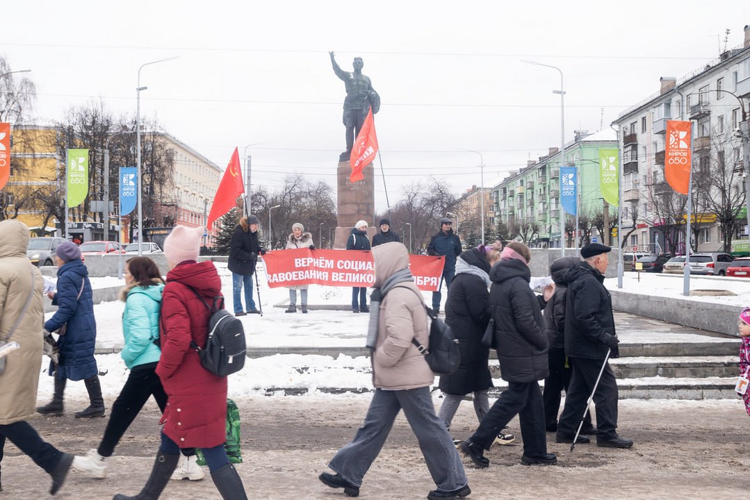 Кировские коммунисты провели пикет у памятника С.М. Кирову. Активисты выступили с требованием вернуть Дню Великой Октябрьской Социалистической Революции статус общегосударственного праздника.  Активисты КПРФ рассказывали прохожим о предстоящем 7 ноября митинге, раздавали приглашения. Сам праздничный митинг состоится 7 ноября на Театральной площади в 11:30.