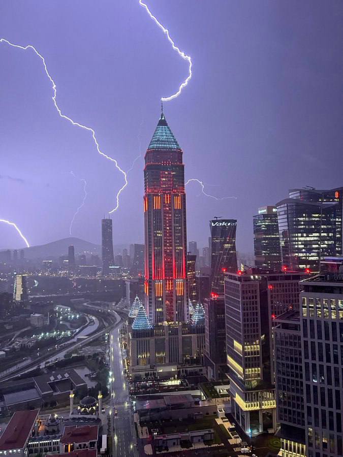 Молния ударившая в Финансовый центр Стамбула