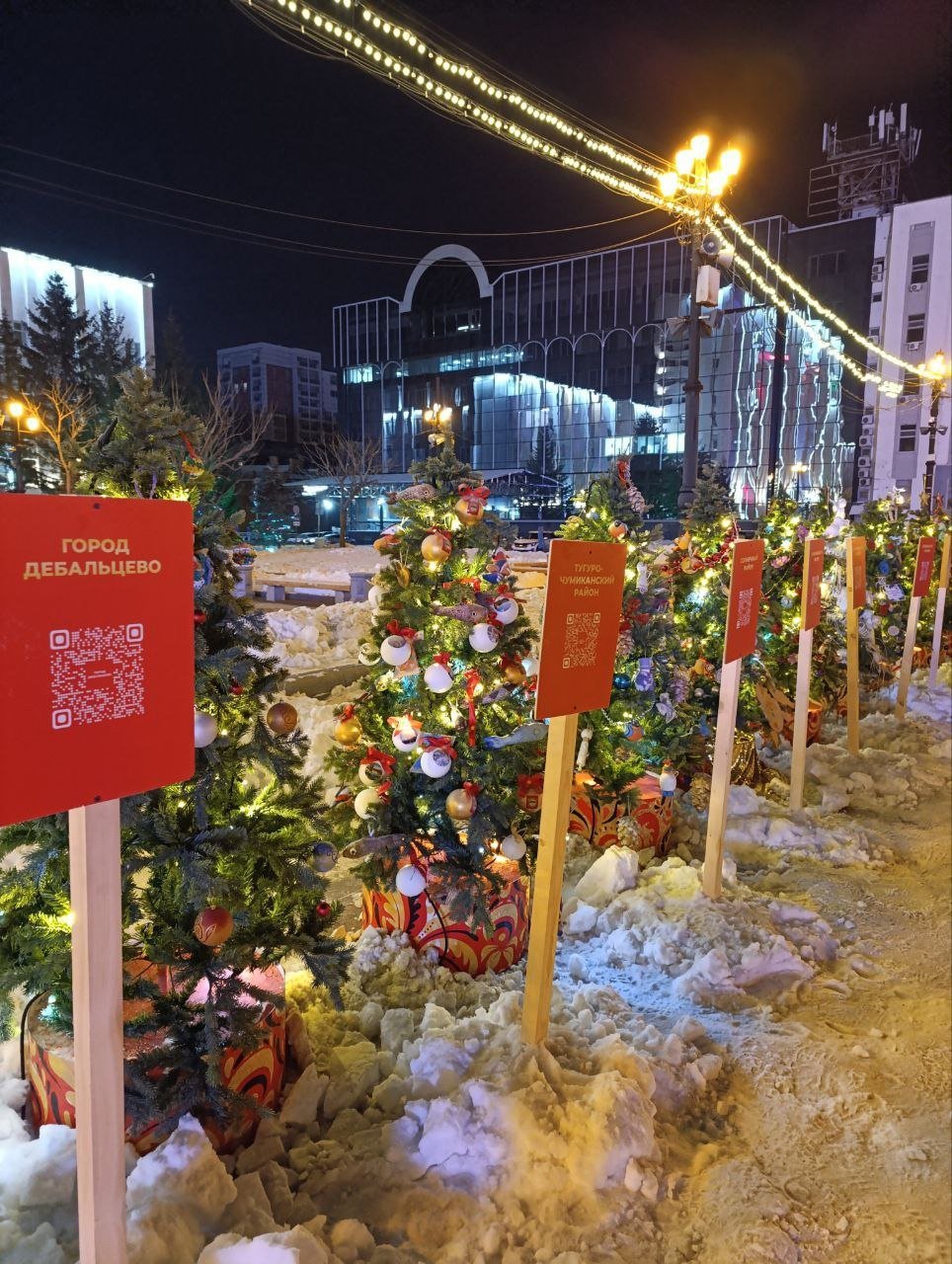 Ёлочка подшефного Дебальцево украсила новогодний городок на площади Ленина в Хабаровске    Традиционно на площади Ленина появилась аллея с ёлками муниципальных образований края. В этом году впервые была установлена ёлочка подшефного Хабаровскому краю города Дебальцево. Она украшена новогодними шариками и сердечками, выполненными в цветах герба Дебальцево.       Возле неё находится специальная табличка с QR-кодом, которая ведёт на сайт «Сердца хватит» – это портал, рассказывающий о поддержке, которую наш регион оказывает Дебальцево и его жителям. Он создан по поручению губернатора края Дмитрия Демешина.      Напомним, с 2022 года Хабаровский край шефствует над городом Дебальцево. Это Город воинской славы и крупнейший транспортный узел.