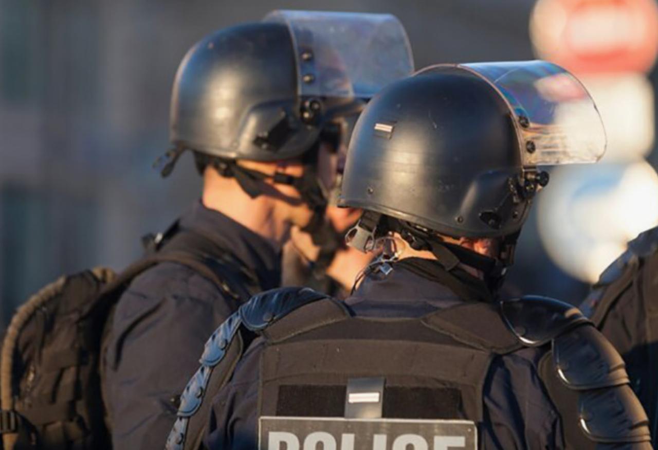 Полиция Бельгии провела обыски в зданиях Еврокомиссии в Брюсселе в рамках расследования продажи объектов недвижимости Обыски прошли в разных зданиях ЕК в том числе в управлении по вопросам бюджета сообщила газета Financial Times со ссылкой на источники Расследование касается продажи имущества при бывшем еврокомиссаре по вопросам бюджета Йоханнесе Хане 23 здания были приобретены в 2024 году за 900 млн евро суверенным фондом Бельгии Подписаться на Говорит Москва Telegram VK MAX