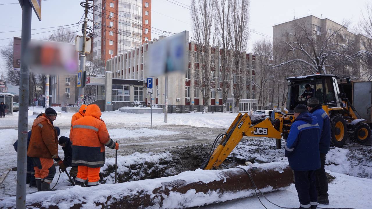 ‍  Специалисты водоканала продолжают аварийно-восстановительные работы на водоводе на ул. Зарубина. В настоящее время идет демонтаж поврежденного участка.   О ходе аварийно-ремонтных работ на магистральном водопроводе на ул. Зарубина рассказал начальник центрального района водоснабжения цеха водопроводных сетей МУПП «Саратовводоканал» Дмитрий Бобко.  «В ночное время были проведены вскрышные работы, был определен характер место повреждения. Работы затруднены тем, что повреждение трубопровода находилось на расстоянии от места вытекания на поверхность. В настоящее время выполняется демонтаж поврежденного участка»    Завершить ремонтные мероприятия планируется к 15.00.