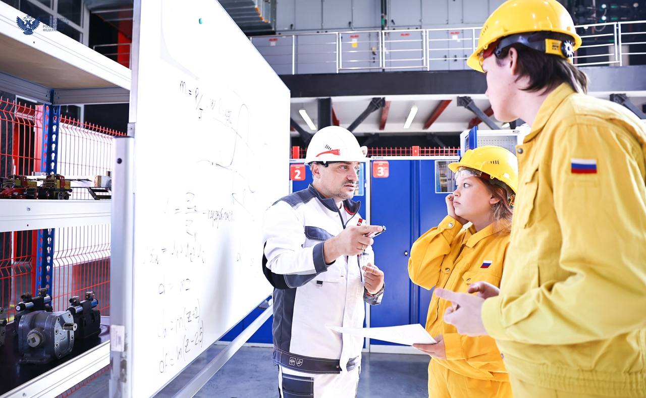 Подвели итоги приемной кампании в колледжи и техникумы федерального проекта Профессионалитет в 2025 году Завершившаяся приемная кампания в профессиональные образовательные организации демонстрирует интерес абитуриентов к специальностям и профессиям связанным с этим федеральным проектом В Омской области на программы Профессионалитета было подано более 18 2 тыс заявлений из них более 17 6 заявлений за счет бюджетных ассигнований зачислены 4 573 человек В 2025 году на территории региона реализуются образовательные программы в шести кластерах среднего профессионального образования по отраслям машиностроения сельского хозяйства туризма и сферы услуг топливно энергетического комплекса клинической и профилактической медицины которые объединяют 20 образовательных организаций и 50 организаций реального сектора экономики Результаты приемной кампании подтверждают высокий интерес абитуриентов к системе среднего профессионального образования Ребята видят что квалифицированные рабочие кадры основа развития всех отраслей нашей экономики