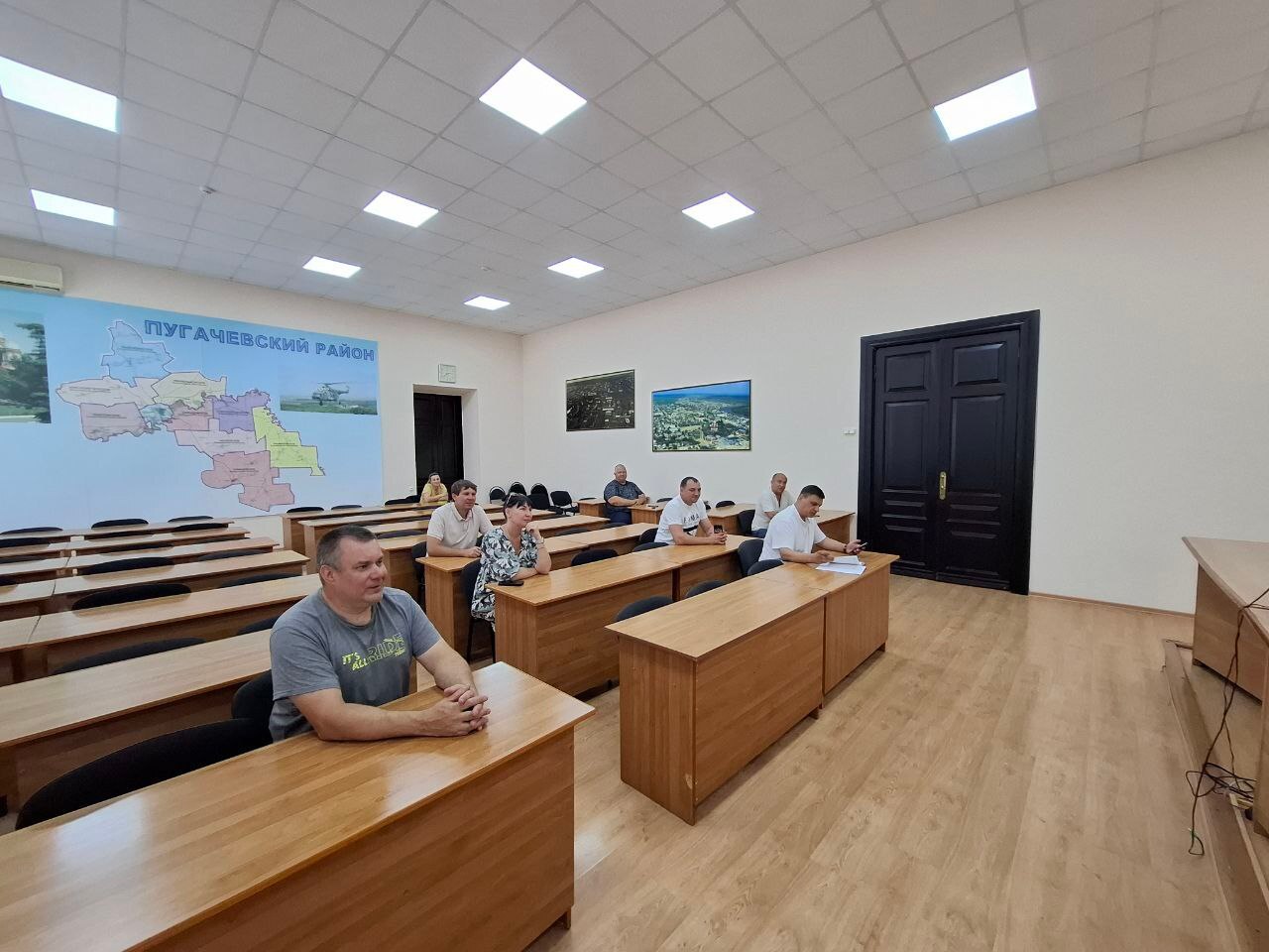 В зале заседаний администрации Пугачёвского муниципального района прошло совещание с руководителями управляющих компаний. В ходе совещания были рассмотрены вопросы, связанные с подготовкой жилого фонда к осенне-зимнему периоду, включая своевременное получение паспортов готовности. На совещании проговорили проблемы по техническому состоянию коммунальных систем: прочистке канализационных сетей, устранению прорывов водопроводов. Кроме того, обсуждались меры по приведению в порядок придомовых территорий. По итогам совещания руководителям управляющих компаний рекомендовано устранять выявленные недостатки и обеспечить своевременную подготовку жилого фонда к зиме