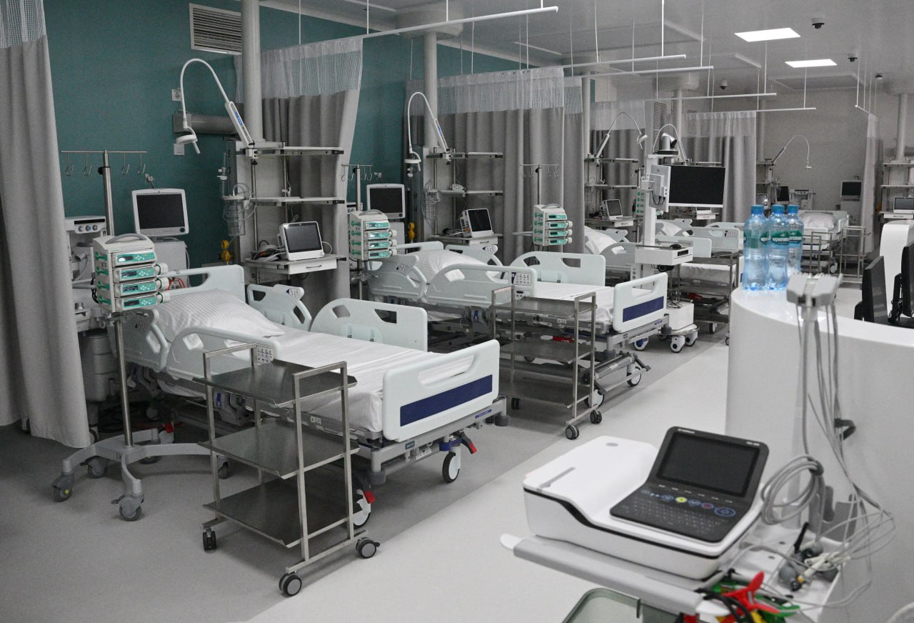 Правительство утвердило схему территориального планирования в области здравоохранения Новый документ разработан с учетом положений Стратегии пространственного развития России до 2030 года с прогнозом до 2036 года Его цель повысить доступность медицинской в том числе высокотехнологичной помощи для граждан В обновленную схему включено 136 медицинских организаций которые планируется реконструировать и построить в Центральном Северо Западном Южном Северо Кавказском Приволжском Уральском Сибирском и Дальневосточном федеральных округах В их числе многопрофильные больницы поликлиники для детей и взрослых реабилитационные центры онкологические диспансеры новые корпуса действующих медицинских учреждений научно исследовательские центры площадки для производства медизделий и лекарств Объем средств необходимых для строительства и реконструкции обозначенных в схеме объектов будет определяться при принятии решений о направлении федеральных бюджетных инвестиций на эти цели в рамках формирования проекта федерального бюджета на очередной финансовый год и плановый период Подписаться на Правительство России в MAX