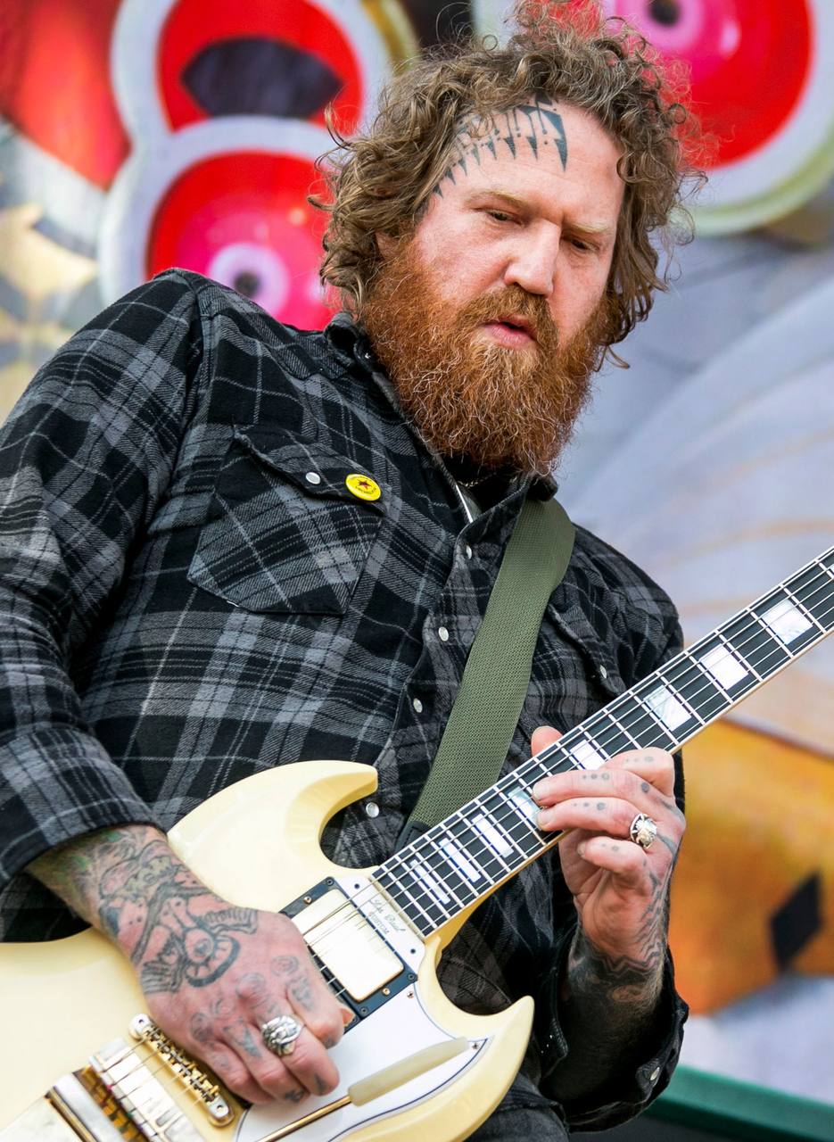 Погиб Брент Хайндс один из основателей и гитаристов американской группы Mastodon Музыкант скончался вечером 20 августа в результате ДТП Хайндс попал в аварию на мотоцикле Ему был 51 год Новость адская учитывая что музыкант буквально пару месяцев назад разругался с коллегами по Mastodon и ушёл из группы shufflechamber