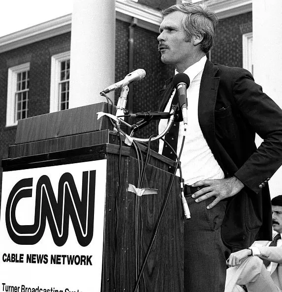 Основатель телеканала CNN Тед Тернер скончался на 88 м году жизни сообщает CNN со ссылкой на пресс релиз компании Turner Enterprises В 2018 году Тернер сообщил о диагностированной у него деменции с тельцами Леви прогрессирующем заболевании головного мозга Фото Rick Diamond Getty Images  Канал РБК в Максе  Приложение РБК для iOS и Android