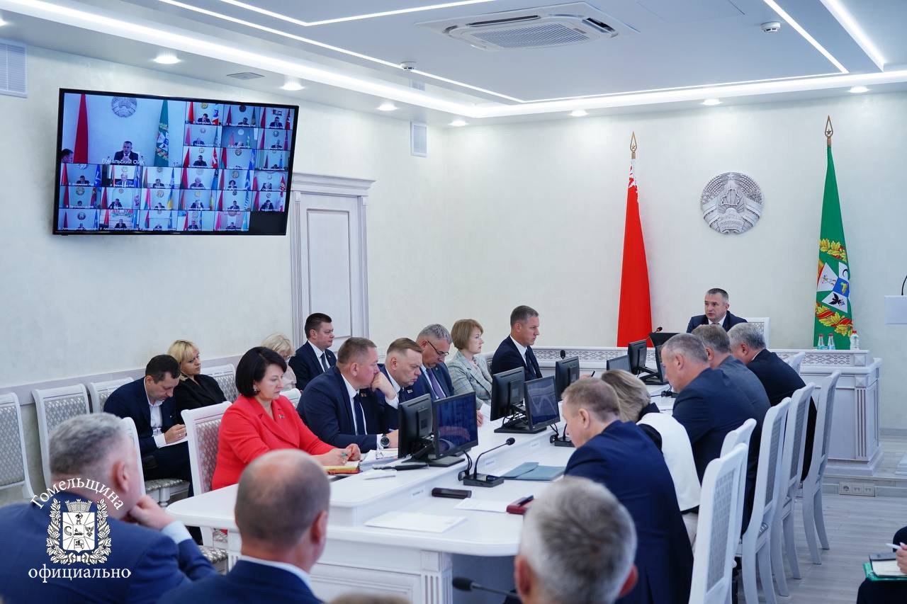 Вопрос сноса неиспользуемых сельскохозяйственных объектов а также тампонажа заброшенных артезианских скважин рассмотрен на аппаратном совещании В целом план по сносу сельхозпостроек в районах выполняется Однако нужно ускорить вывоз строительных отходов после выполнения таких работ Губернатор Иван Крупко потребовал провести тампонаж скважин до конца октября не тянуть до конца осени и тем более до зимы