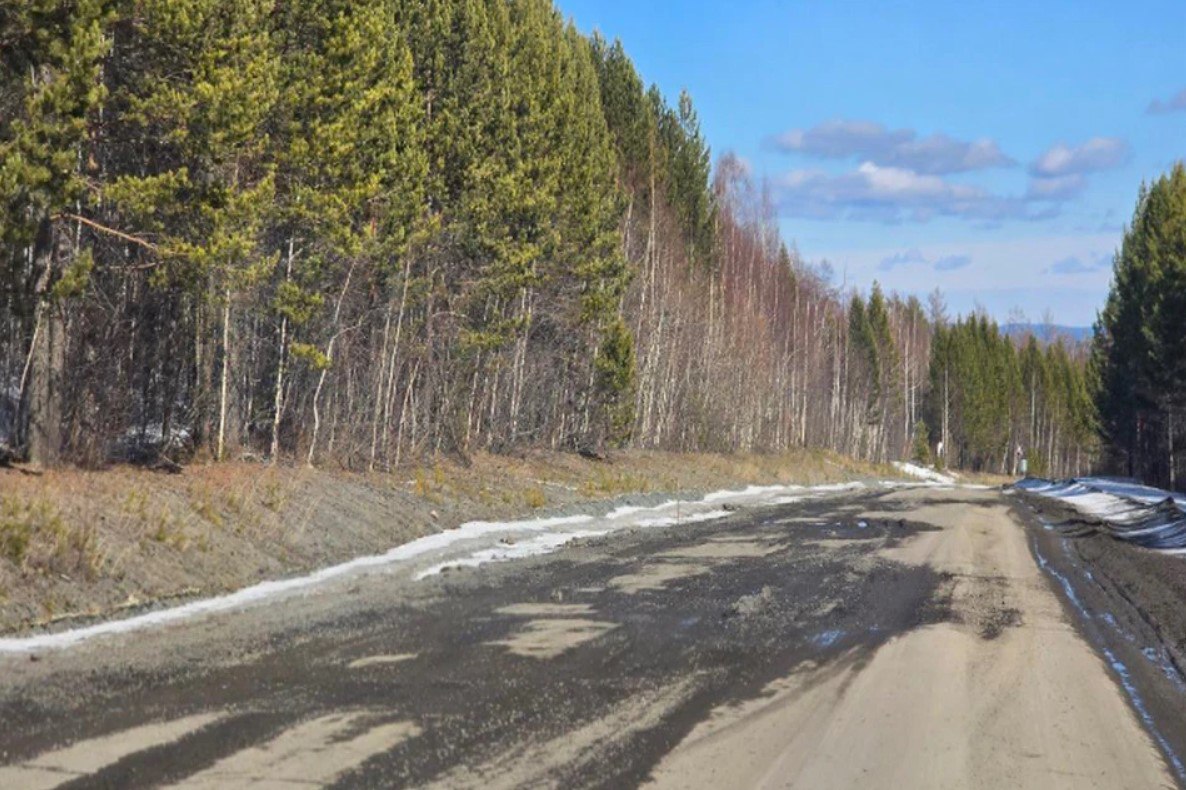 Дорога Иркутск Большое Голоустное будет отремонтирована за счет подрядчика Работы должны провести до сентября 2026 года на участке с 46 по 70 й километр Об этом в своем телеграм канале сообщил глава Приангарья Игорь Кобзев Проезжую часть капитально ремонтировали в 2016 2018 х годах Но уже через несколько лет на дороге появились недочеты Подрядчик который по договору должен был бесплатно устранить дефекты дороги в гарантийный срок отказался от выполнения работ Количество ям дыр в асфальте невозможно подсчитать Это подтвердит каждый кто ездил в Большое Голоустное отдыхать на Байкал прокомментировал глава Иркутской области В прошлом году заказчик подал иск к подрядчику было назначены судебные экспертизы В итоге подрядчик полностью согласился с требованиями истца Теперь организация должна убрать пучины колейность отремонтировать систему водоотвода водопропускную трубу заменить покрытие восстановить насыпь и обочины восстановить мост через Ушаковку на 49 м километре