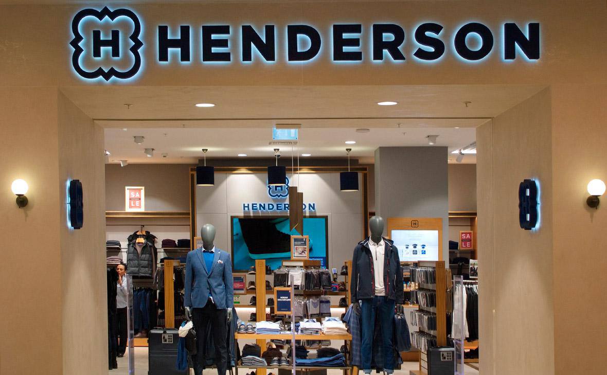 Сеть магазинов мужской одежды Henderson показала что именно потеряет если уйдёт с маркетплейсов и почему это не выглядит катастрофой Сейчас продажи через маркетплейсы дают 13 от всех продаж и 57 от онлайн канала при этом на весь онлайн приходится 23 4 выручки Да маркетплейсы растут быстрее остальных каналов 68 5 за год но ни одна площадка не критична бренд представлен на Ozon Wildberries Яндекс Маркет и Lamoda и крупнейшая из них даёт около 4 продаж Поэтому даже жёсткое ухудшение условий или уход с одной платформы по словам компании не ломает бизнес Наоборот это снижает риски потому что на маркетплейсе продажами управляет не сам бренд а платформа Поэтому Henderson выбрала стратегию контролируемого присутствия маркетплейсы как канал роста и витрина но не как опора всей модели Основной фокус остаётся на офлайне в 2025 году сеть нарастила торговые площади на 20 а LFL выручка салонов выросла на 3 2 retailerswift