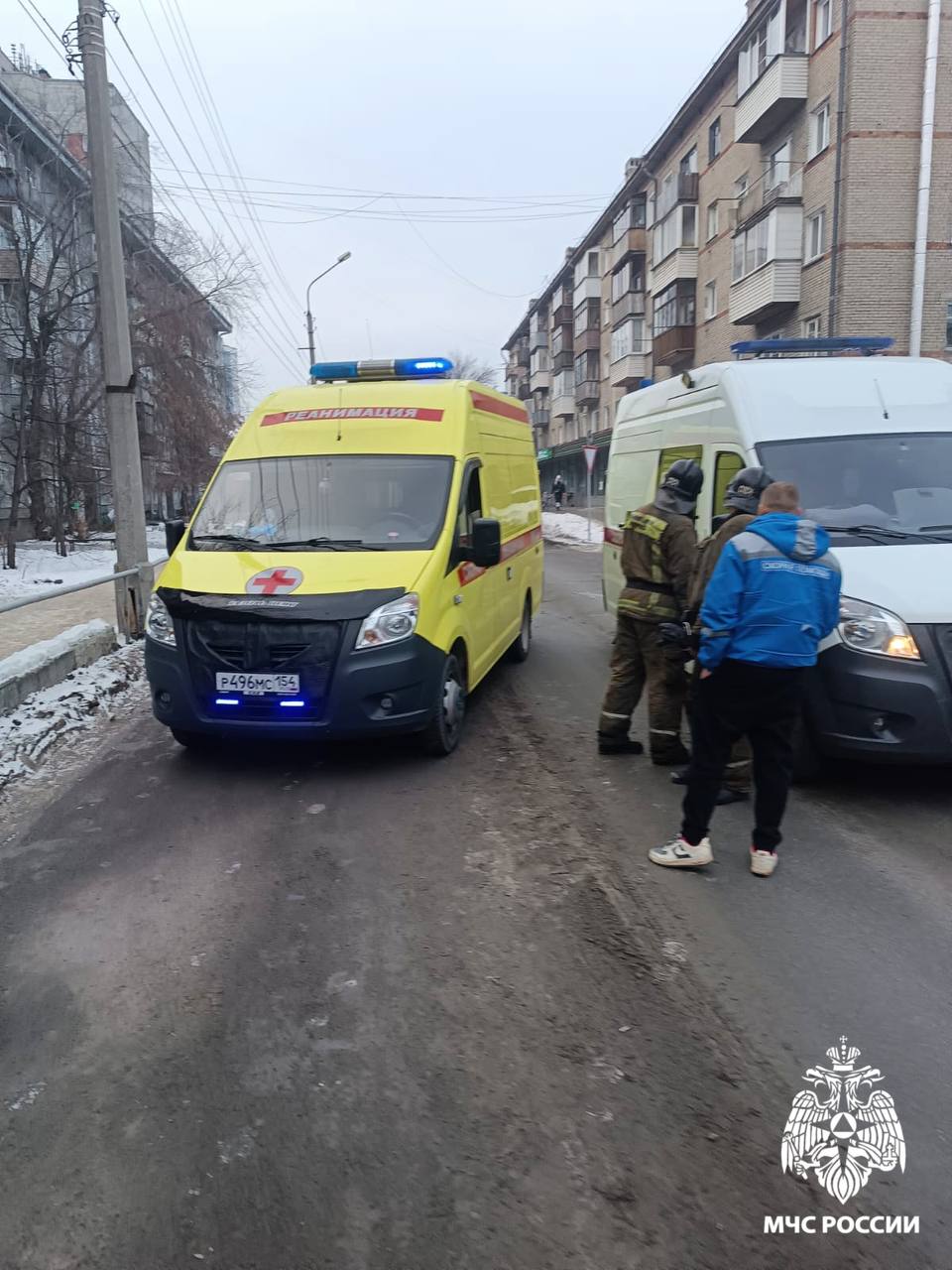 Двух человек спасли новосибирские огнеборцы во время пожара на улице Народная    В 10:24 произошел пожар в пятиэтажке Калининского района Новосибирска. Горение происходило в квартире на четвертом этаже. Самостоятельно подъезд покинули шесть жильцов.    Газодымозащитники эвакуировали мужчину из горящей квартиры без признаков жизни и передали медикам. Чуть позже бригада скорой медицинской помощи констатировала смерть пострадавшего.    Помощь спасателей потребовалась еще двум жильцам пятого этажа. Сотрудники МЧС России эвакуировали их на свежий воздух.    За 10 минут пожар на площади 5 квадратных метров был ликвидирован. Следственно-оперативная группа установит причину произошедшего.