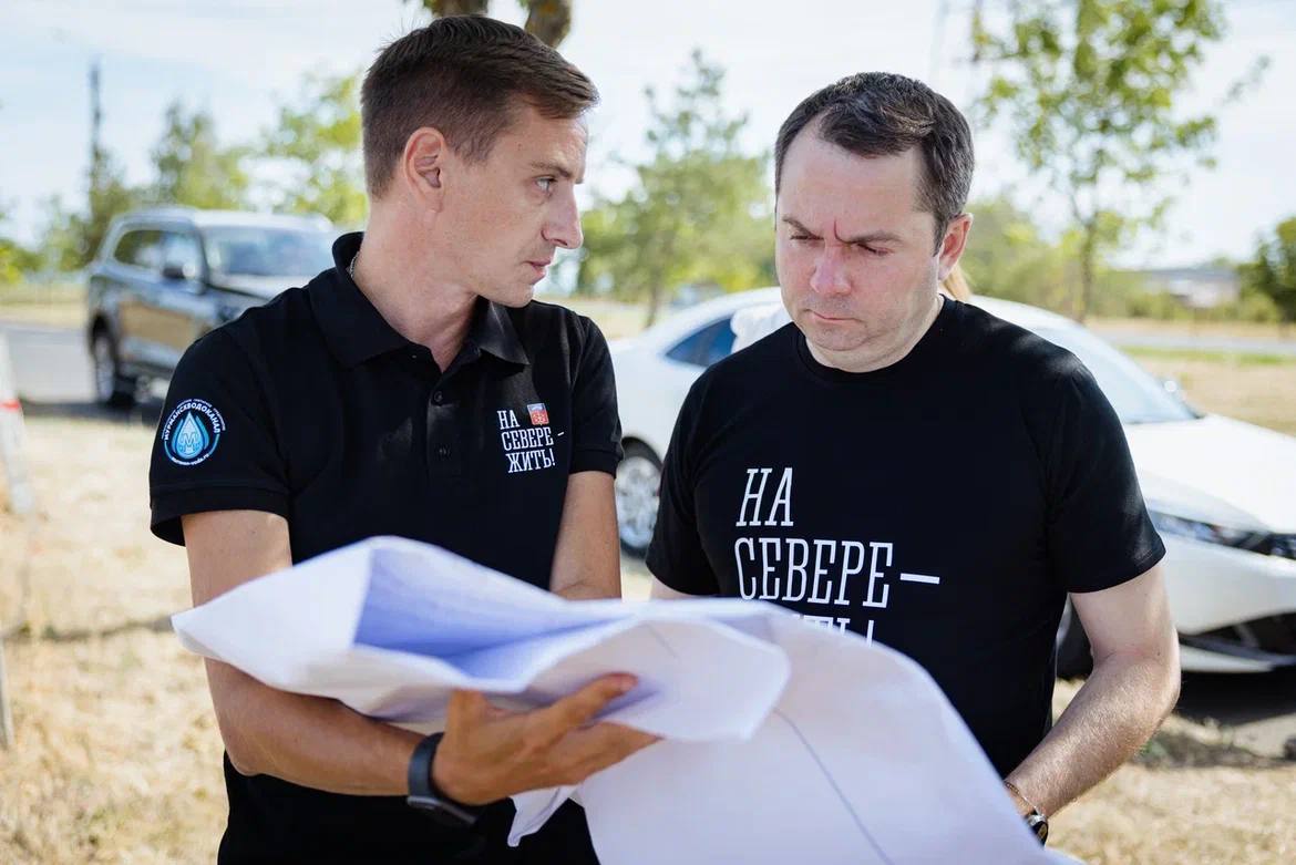 Застарелые проблемы с водоснабжением и не только помогают решать жителями подшефного Приморского округа Запорожья специалисты Мурманской области. Результаты работ этого года оценил сегодня в ходе рабочей поездки Андрей Чибис. Работы по модернизации местного водокомплекса он назвал первоочередными. Сейчас здесь завершается прокладка нового трубопровода, который станет частью замкнутой системы водоснабжения. В этом году также запланирован капремонт городских скважин. Губернатор также посетил: Обновленную школу в рамках проекта «Арктическая школа», где преобразились актовый зал и столовая; Городской стадион, где строится важный спортивный объект для местной молодёжи - новая волейбольная площадка; Обновленные детские площадки в центральном парке и во дворах округа, куда, по словам родителей, они теперь каждый вечер водят детей. «По итогам объезда обсудили с главой округа Владимиром Прокопенко план совместной работы на 2026 год. Приморск — теперь наш родной муниципалитет, и мы делаем всё, чтобы жизнь здесь менялась к лучшему», - написал глава региона в своих соцсетях. Андрей Чибис и вся Мурманская область вносят свой вклад в возвращение к мирной жизни Запорожской области.