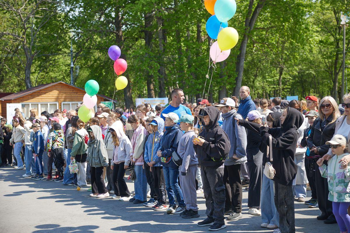 Сезон летнего отдыха для детей стартовал в Южно-Сахалинске  В городском парке имени Гагарина прошел большой праздник, посвященный Дню защиты детей и началу летних каникул. Главным событием дня стала церемония вручения символических путевок в лето, сообщили в пресс-службе администрации города Южно-Сахалинска.   Праздничная программа включала в себя множество развлекательных мероприятий. Школьники участвовали в конкурсах и творческих мастер-классах.     Летний отдых в 2025 году затронет более 11 тысяч детей. Для них будут работать 84 дневных лагеря на базе школ и учреждений культуры и спорта.   ———    :     Прислать нам новость: