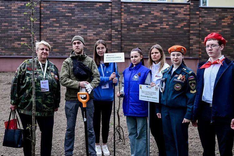 «Зеленый фронт памяти»: в юбилейный год Великой Победы новороссийские деревья высадили в городах-героях Смоленске и Бресте. В память о защитниках Отечества, молодежь России и Республики Беларусь обменялись саженцами, которые высадили в своих городах. Из Новороссийска передали церцис и грушу колоновидную. В течение многих лет эти деревья будут расти и напоминать о мужестве тех, кто сражался за нашу страну. В ответ ребята из Смоленска и Бреста подготовили саженцы, которые они также отправят в город-герой. Эти деревья станут символом единства наших народов. Инициатива, предложенная молодежью России, не только увековечивает память о героях, но и способствует укреплению дружбы между странами, напоминая о том, как важно сохранять наследие наших предков и передавать его последующим поколениям.