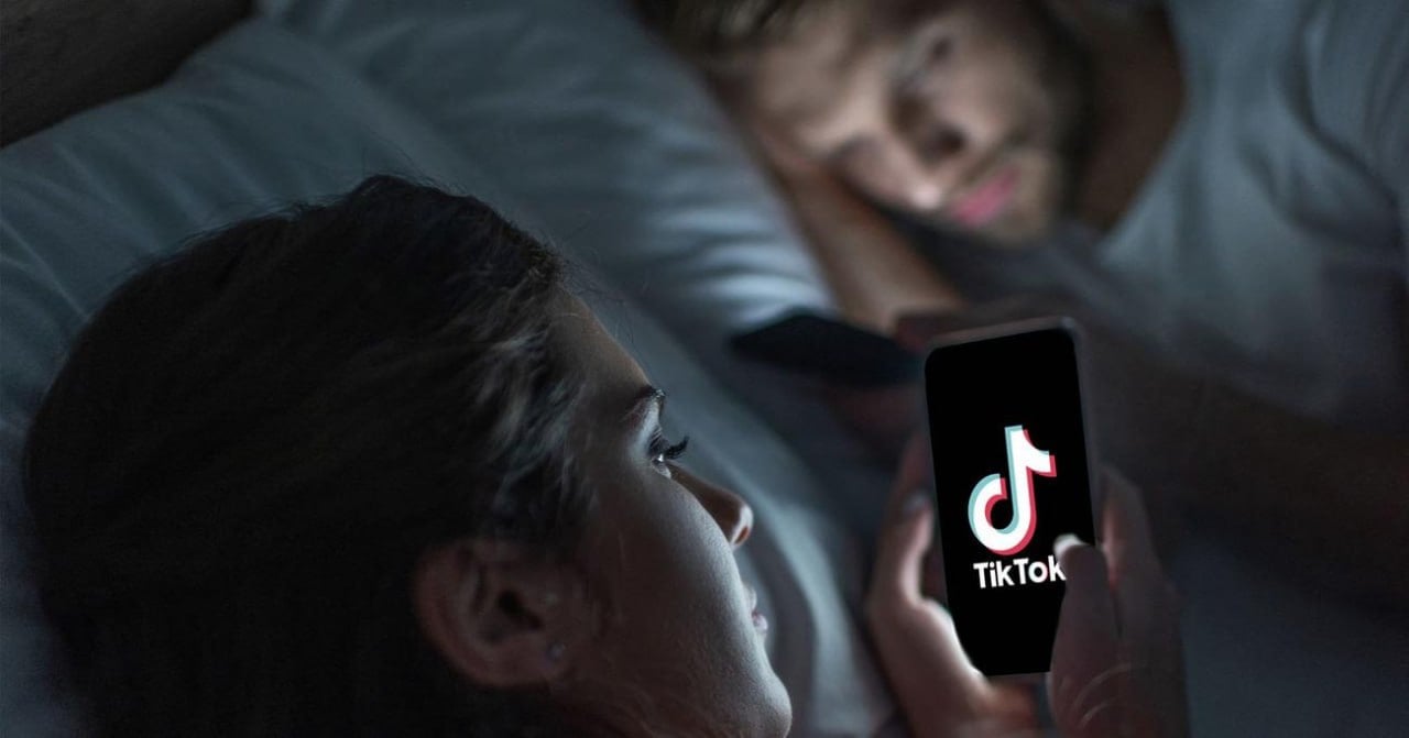 Всего 35 минут минут достаточно, чтобы стать зависимым от TikTok   Внутренние документы социальной сети были обнародованы после подачи судебного иска со стороны штата Кентукки. В них прямо говорится, что в среднем зависимость наступает после просмотра в среднем 260 роликов  в среднем длительность одного видео - 8 секунд .   Также руководство соцсети знало о том, что постоянное использование приложение влечёт за собой потерю аналитических навыков, контекстного мышления, а также формирует повышенную тревожность. При этом функции, продвигаемые для помощи пользователям ограничить время в приложении, в первую очередь рассматриваются как стратегия по «повышению общественного доверия».   В руководстве TikTok заявили, что в опубликованных документах «тщательно отобраны вводящие в заблуждение цитаты и вырваны из контекста устаревшие документы».   Ранее «Вечерний Телеграмъ» писал, что прокуроры 14 американских штатов обвинили TikTok в причинении психологического вреда здоровью.   #сша #общество #технологии #соцсети