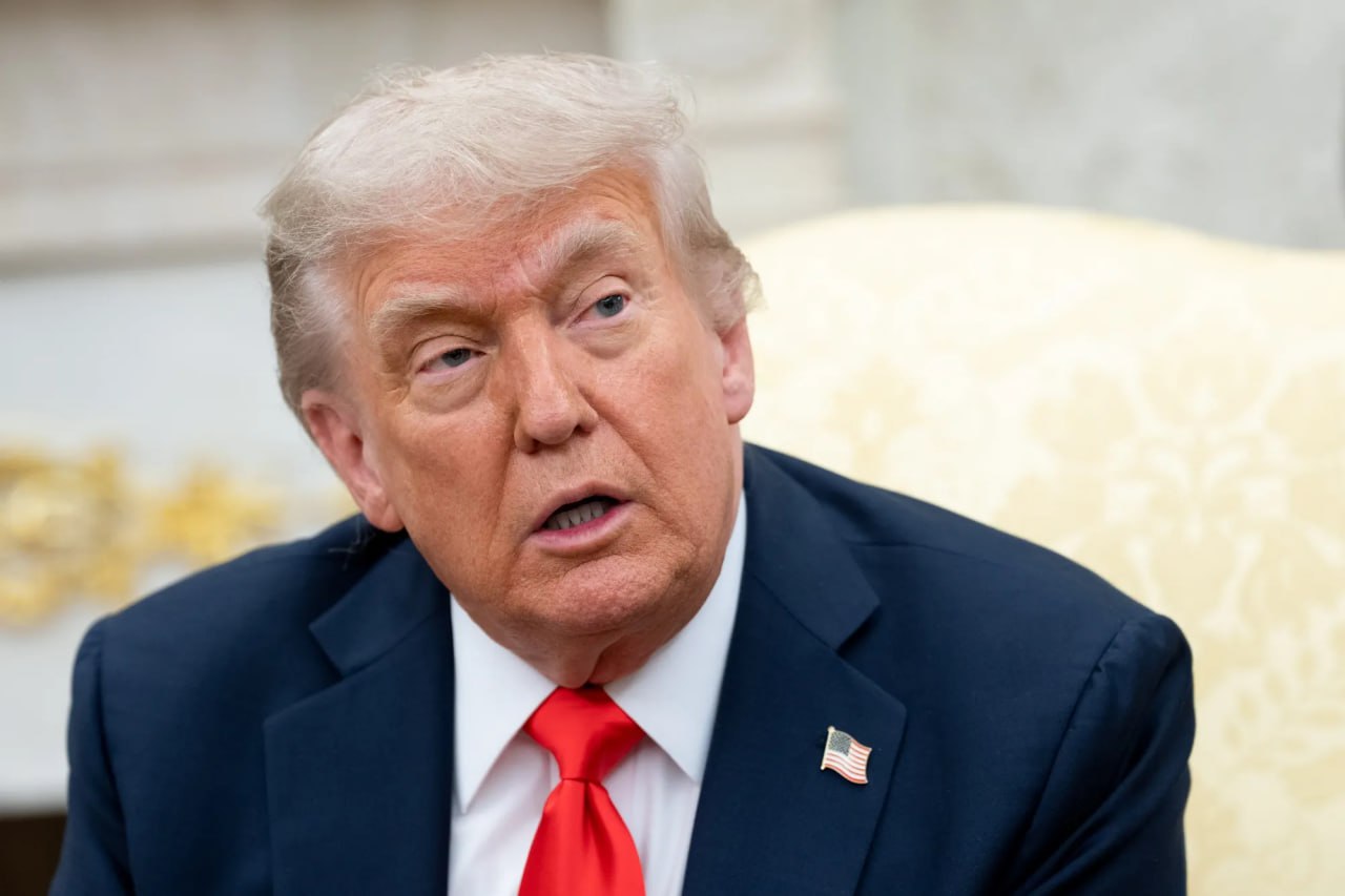 Bloomberg: Трамп избегает критики Китая за поддержку российской войны. Президент Дональд Трамп пока избегает давления на Китай с требованием прекратить поддержку российской военной машины, сосредоточив внимание на других аспектах отношений с главным геополитическим соперником США. Об этом сообщили американские и европейские чиновники, знакомые с внутренними обсуждениями. По их словам, администрация США намерена сконцентрироваться на двусторонних вопросах в отношениях с Пекином, отодвигая конфликт на Украине ниже в списке внешнеполитических приоритетов Вашингтона. При этом некоторые собеседники Blomberg отмечают, что Трамп может в любой момент изменить позицию. После телефонного разговора с председателем КНР Си Цзиньпином в четверг Трамп заявил, что «Россия и Украина не обсуждались». Тема, вероятно, поднимется на саммите G7, который пройдёт в этом месяце в Канаде, однако неясно, станет ли кто-либо из лидеров настаивать на включении жёстких формулировок в адрес Китая в итоговое коммюнике. По словам одного из источников, изменение курса объясняется желанием команды Трампа отойти от внешнеполитической стратегии Джо Байдена, при которой все международные отношения рассматривались через призму войны на Украине. Торговые пошлины, ограничения на экспорт технологий и доступ к редкоземельным металлам — вот те темы, которые, по мнению администрации Трампа, являются приоритетными в переговорах с Пекином. Украина — далеко не главный интерес США в этих отношениях, подчеркнул источник Bloomberg. По словам другого собеседника, Трамп не хочет напрямую обвинять Китай в поддержке российской военной машины, пока он сам ведёт переговоры с Путиным об окончании конфликта. #США #Китай #Россия #Украина Подписаться Сайт Х