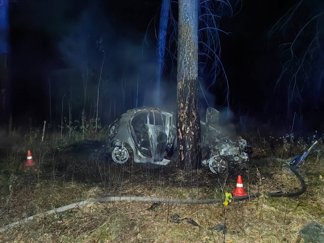 Иномарка врезалась в дерево и загорелась под Ангарском, водитель погиб  Инцидент произошел сегодня ночью, 7 октября, на трассе Ангарск-Тальяны.  По предварительной информации, 28-летний водитель Toyota Vitz, двигаясь со стороны села Одинск, съехал с дороги и врезался в дерево. Иномарка загорелась. Водитель скончался на месте до приезда скорой помощи.   Полицейские устанавливают все причины и условия произошедшего.