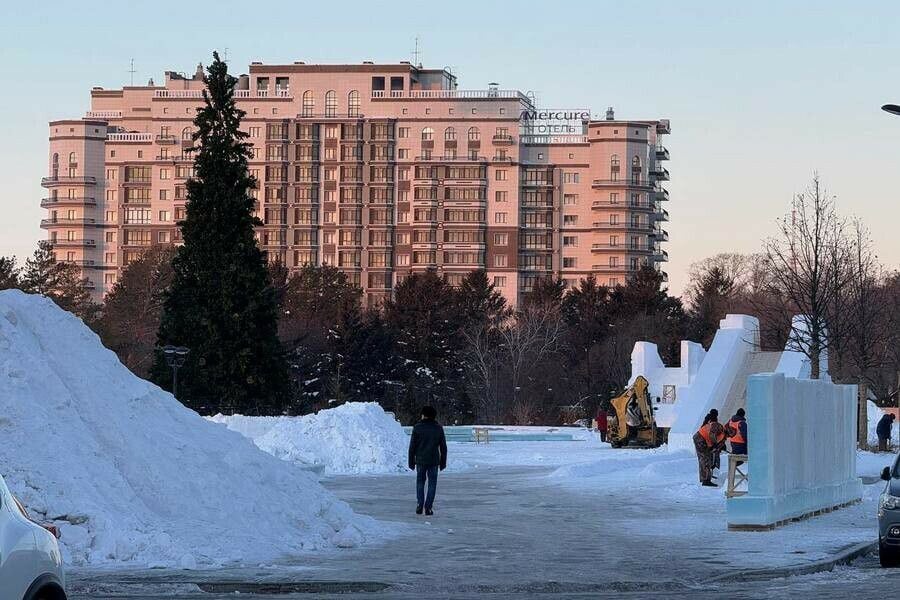 По информации администрации города снежные горки в Благовещенске готовы на 65 %. Амурская столица готовится к встрече Нового года.  «И катание с горки – один из неизменных атрибутов зимних праздников. В этом году в городе готовят 13 снежных горок. Шесть из них появятся на центральной площади. Ещё две – на набережной Зеи. Работы на этих территориях почти завершили. Приступили к установке горок на Зеленой, 30, и в парке Дружбы», – сообщает мэрия.