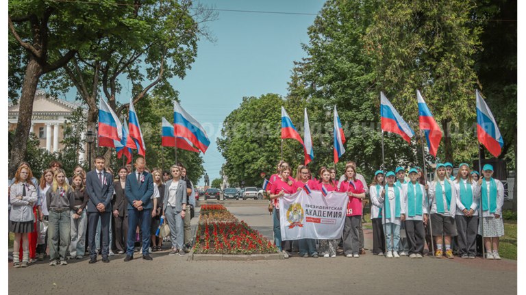 В Брянске провели церемонию вручения паспортов юным гражданам России Такие мероприятия традиционно проходит в сквере Карла Маркса в канун Дня России. ƃℾ подписаться прислать новость