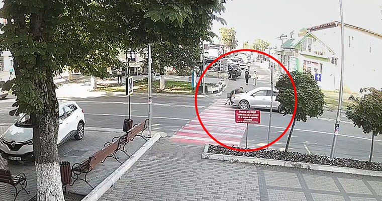 В Единцах автомобиль сбил женщину: ее отбросило на несколько метров  16 августа женщина была сбита автомобилем на пешеходном переходе в Единцах.