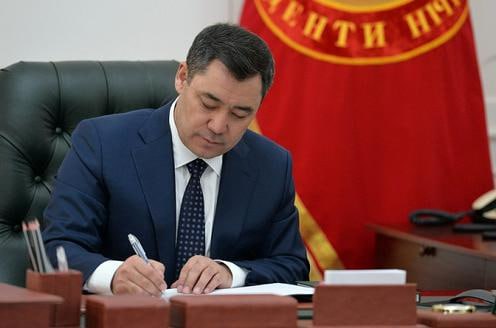 Президент Кыргызстана Садыр Жапаров подписал закон «О средствах массовой информации», который регулирует регистрацию, деятельность, права и обязанности СМИ, а также устанавливает требования к их учредителям.   Важным положением является ограничение на долю иностранного участия в СМИ — не более 35%. Закон гарантирует редакциям право на сохранение тайны источников информации, за исключением случаев, когда суд требует их раскрытия.  Документ также запрещает цензуру и любое вмешательство должностных лиц в работу СМИ. В нём прописаны процедуры регистрации, перерегистрации, приостановки и прекращения деятельности редакций. СМИ могут работать сразу после внесения в реестр, а их закрытие возможно только по решению учредителей или суда. Кроме того, обязательной регистрации теперь подлежат не только традиционные, но и интернет-платформы, включая сайты и блоги.    Подробнее на сайте "Ферганы"