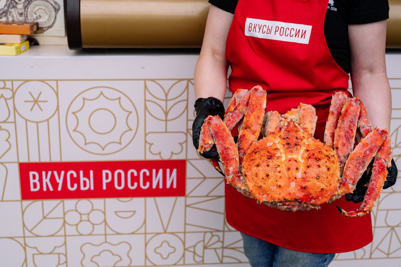Мурманский краб станет частью гастрономической программы фестиваля "Вкусы России" в Москве  Фестиваль "Вкусы России" стартует 14 августа, он соберет в одном месте крафтовые продукты со всех регионов страны. Мастер-класс по приготовлению заполярного деликатеса на площадке ВДНХ проведут фуд-блогеры уже в эту субботу.  Об этом сообщается на сайте организаторов масштабного события по продвижению региональных брендов. Напомним, в прошлом году морепродукты из Мурманской области также представляли гостям столицы местные производители.  Фото: фестиваль "Вкусы России"    Подпишись — Вести Мурман