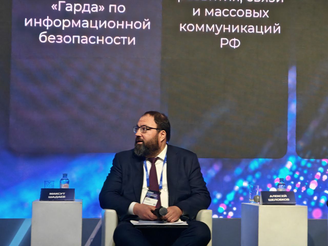 Глава Минцифры оценил результаты новых норм о штрафах за утечки персданных Расходы российского бизнеса на информационную безопасность растут при этом количество утечек персональных данных уменьшается Об этом заявил глава Минцифры России Максут Шадаев на конференции Гарда Сохранить все Безопасность информации Он подчеркнул что задача законодательных норм о штрафах за утечки была не в том чтобы наказывать тех кто плохо хранит персданные а заставить бизнес инвестировать в киберзащиту Министр назвал достигнутый результат не плохим У нас есть официальные данные Роскомнадзора по итогам прошлого года у нас было порядка 135 утечки данных Сейчас у нас 65 и пока относительно прошлого года идем не плохо Надеюсь до конца года каких то новых глобальных утечек не произойдет рассказал глава Минцифры При этом отметил Максут Шадаев пока штрафные санкции еще не применялись ни разу Изображение RSpectr Подписаться VK и Telegram
