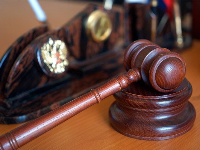 В Ульяновске за превышение должностных полномочий осуждена бывшая сотрудница фонда социального страхования Собранные первым отделом по расследованию особо важных дел СУ СК России по Ульяновской области доказательства убедили суд в виновности бывшего начальника управления реализации социальных программ отделения фонда пенсионного и социального страхования Российской Федерации по Ульяновской области далее - СФР в превышении должностных полномочий, нарушении неприкосновенности частной жизни и неправомерном доступе к компьютерной информации ч.3 ст.286, ч.3 ст.272, ч.2 ст.137 УК РФ . Следствием и судом установлено, что в период с июля 2023 года по февраль 2024 года осужденная, имея доступ к реестру инвалидов, нуждающихся в средствах реабилитации, незаконно копировала из него информацию о персональных данных инвалидов и передавала своему знакомому – директору коммерческой организации-поставщика технических средств реабилитации. В последующем представители указанной коммерческой организации напрямую, минуя отделение СФР, связывались с инвалидами и навязывали свои услуги по поставке средств реабилитации, ограничивая тем самым конкуренцию иных коммерческих организаций. В результате противоправных действий коммерческая организация получила из бюджета свыше 6 миллионов рублей. При этом по большинству поставленных средств реабилитации у инвалидов имелись претензии к качеству. Преступная деятельность была пресечена в результате совместных мероприятий региональных управлений СК и ФСБ России. Суд согласился с квалификацией, установленной следствием, и приговорил женщину к 3 годам лишения свободы условно со штрафом в размере 300 тысяч рублей. Источник: СЛЕДКОМ