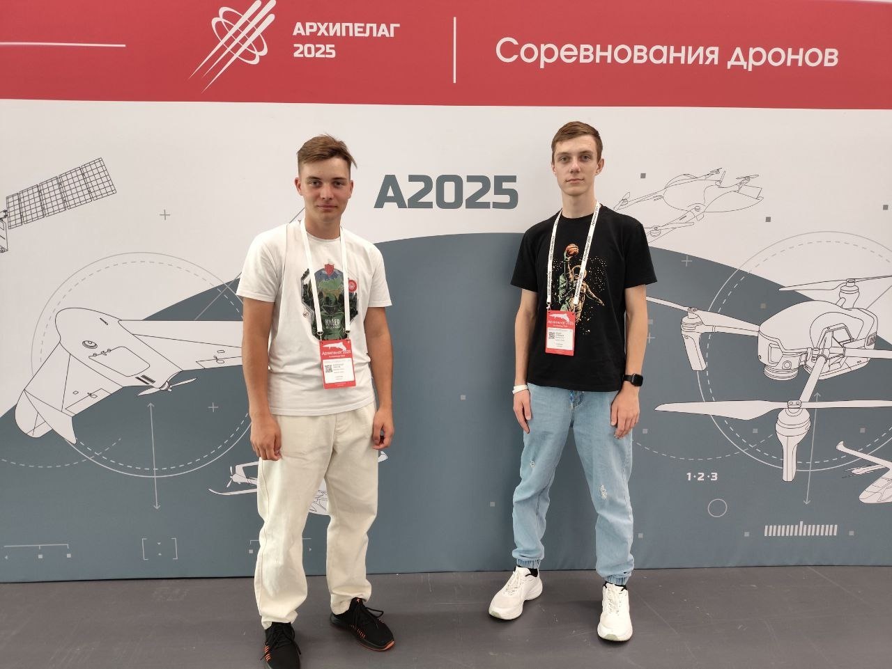 Международный форум «Беспилотные системы: технологии будущего» впервые проходит в Москве с 7 по 17 августа по поручению Президента России. В рамках форума проходит проектно-образовательный интенсив «Архипелаг».  Форум объединил ведущих экспертов, разработчиков, производителей и экспортеров из более чем 30 стран. Запланированы деловая программа с обсуждением актуальных тем индустрии, национальные соревнования с международным участием и Кубок Мэра Москвы по гонкам дронов. Также участники смогут посетить выставку последних достижений в области беспилотных систем и принять участие в мастер-классах по управлению спортивными дронами и технологиями доставки.  ‼ Региональная команда Тульской области принимает участие в интенсиве. В ее составе, в том числе, студенты Тульского государственного технологического колледжа и воспитанники детского технопарка «Кванториум».   Студенты в составе команды региона уже показали отличные результаты в первые дни работы: — Александр Абрамов занял первое место в миссии «Обработка посевов»; — Георгий Савцов занял третье место в миссии «Поиск и спасение людей в чрезвычайных ситуациях».   Поздравляем наших студентов и всю команду с достойным результатом! Впереди новые испытания!