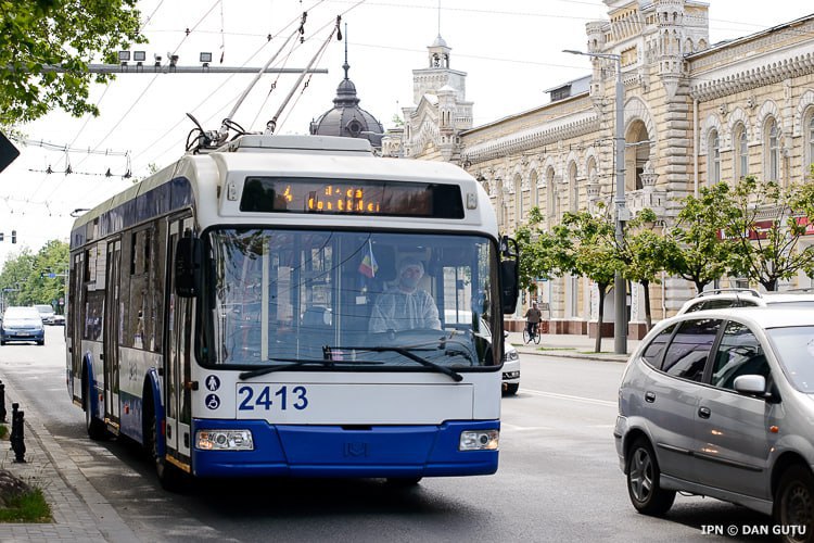 Рост в сфере общественного транспорта в Молдове!  В 2024 году в общественном транспорте перевезено 307,6 миллиона пассажиров, что на 12,5% больше по сравнению с прошлым годом.    Авиаперевозки выросли на +24%, достигнув 1,5 миллиона путешественников.   Автомобильный транспорт  автобусы, маршрутки  увеличился на 22,9%, перевезя 105 миллионов пассажиров.   Электротранспорт  троллейбусы  показал стабильный рост на 7,8%, с 200,3 миллионами пассажиров.    С другой стороны, железнодорожные перевозки сократились на 23,9%, а речной транспорт остался на прежнем уровне.  Данные представлены Национальным бюро статистики.