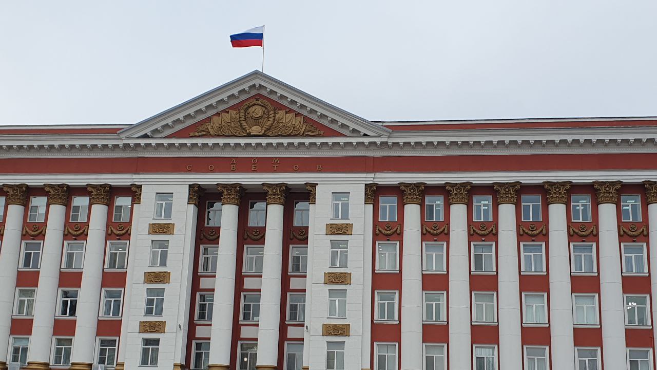 Максим Левин назначен врио министра природных ресурсов Курской области. О новом кадровом назначении на заседании правительства региона сообщил Александр Хинштейн.  По словам врио губернатора, он обладает значительным опытом в сфере природопользования. Ранее Левин занимал аналогичные должности в Нижегородской и Ивановской областях.