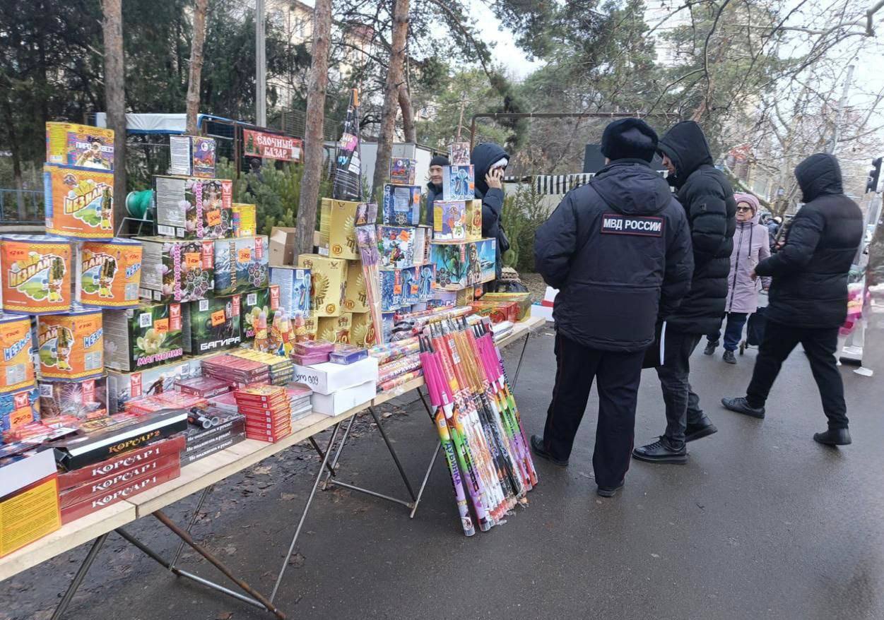 ‍  Более 140 фактов незаконной торговли пиротехникой пресекли с 16 декабря в Краснодаре   С 16 декабря 2024 года по 11 января 2025 года пресекли 141 факт незаконной торговли фейерверками, сотрудники полиции составили 80 протоколов. Всего было пресечено более 200 фактов незаконной торговли различными видами продукции.   Вопрос обсудили на аппаратном совещании в администрации города. Как отметил глава Краснодара Евгений Наумов в своём Телеграм-канале, в новогоднюю ночь салютов было меньше, чем раньше, за что спасибо горожанам.   Читайте нас:    Телеграм     ВК     Дзен