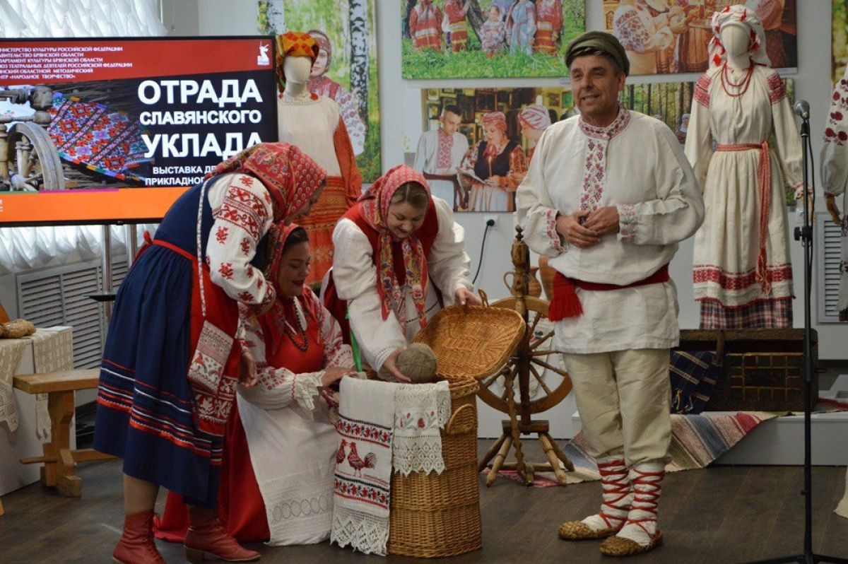 "Славянские театральные встречи" в 2025 году продлятся десять дней В Брянске начался XXVI Международный фестиваль "Славянские театральные встречи". Зрители смогут увидеть постановки в исполнении артистов из Калуги, Воронежа, Владимира, Брянска, Волгограда, Белгорода, Рязани, Тулы, Луганска, Гомеля, Могилева и Бобруйска. #Брянск "Бренды России"