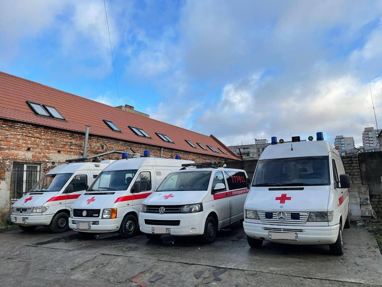 В Калининградской области скорую помощь не будут передавать частникам на аутсорсинг Об этом сообщил губернатор в своем тг канале Задавали вопрос про передачу скорой в частные руки так называемый аутсорсинг Знаю что региональный минздрав обсуждал много вариантов среди возможных Аутсорсинга точно не будет Нас это не устраивает Мы идём по другой модели прямая закупка скорых в наш центр blacklistkld