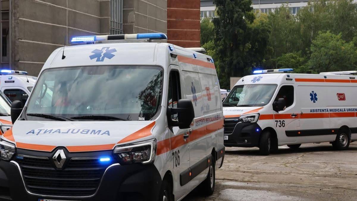 В Сороках произошло необычное событие ребёнок появился на свет прямо в машине скорой помощи Бригада Национального центра неотложной доврачебной медицинской помощи помогла 41 летней женщине родить здорового мальчика по дороге в больницу После успешных родов мама и малыш были доставлены в роддом их состояние оценивается как стабильное Подпишись на GRT
