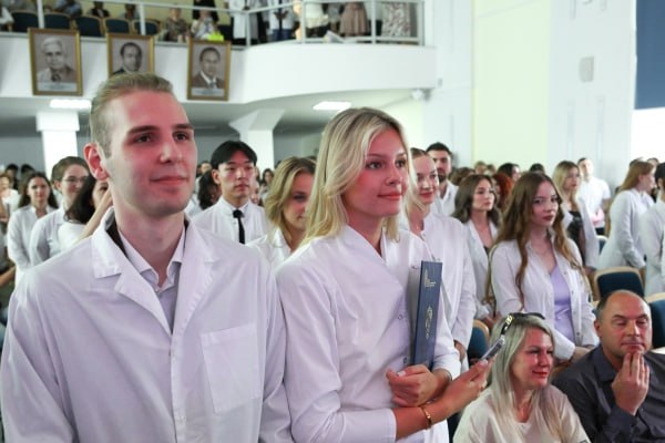 Госдума приняла закон об обязательной отработке выпускников медвузов и колледжей Документ принят в III чтении Он предусматривает что мера вступит в силу 1 марта 2026 года Срок такой работы не должен превышать трёх лет Минздрав установит перечень специальностей после завершения обучения по которым в отношении выпускников вузов и колледжей получивших медобразование и прошедших первичную аккредитацию будет вестись такое наставничество Также закон предписывает что 100 студентов в ординатуре должны будут заключить договор о целевом обучении Подписаться на Говорит Москва Telegram VK MAX