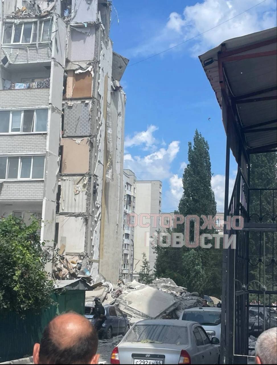 Взрыв произошёл в доме на улице Блинова в Саратове. Часть здания обвалилась, по предварительной информации, есть погибшие.