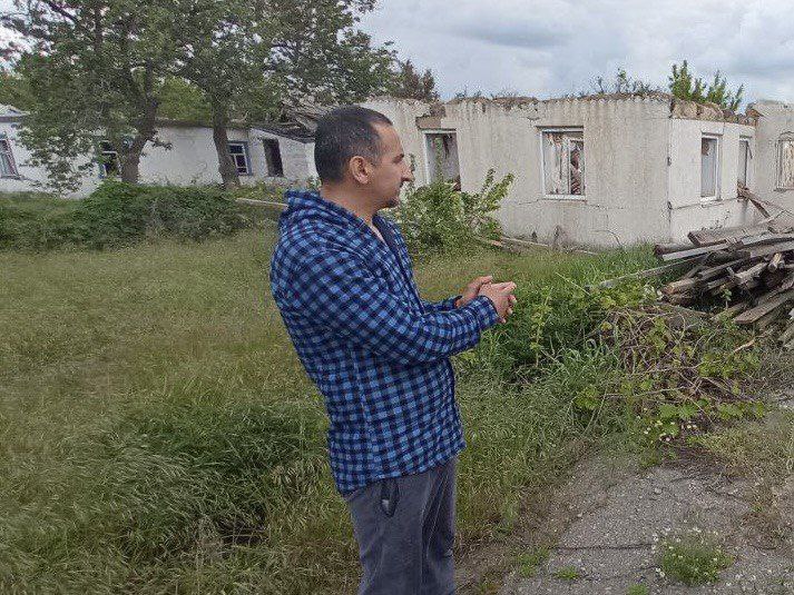 Завершено расследование уголовного дела в отношении участника незаконного вооруженного формирования Геническим межрайонным следственным отделом следственного управления СК России по Херсонской области завершено расследование уголовного дела в отношении жителя пгт. Рыково Генического района. Он обвиняется в совершении преступления, предусмотренного ч. 2 ст. 208 УК РФ участие в вооруженном формировании, не предусмотренном федеральным законом, в целях, противоречащих интересам Российской Федерации . Следствием установлено, что в декабре 2015 года 35-летний обвиняемый добровольно вступил и принимал участие в вооруженном формировании «Крымско-татарский добровольческий батальон имени Номана Челебиджихана» организация признана террористической и запрещена на территории Российской Федерации . С декабря 2015 по май 2016 года фигурант осуществлял перевозку участников незаконного движения от мест их проживания на территорию лагеря, тем самым обеспечивал деятельность запрещенной организации. Своими действиями он наносил ущерб экономическим и политическим интересам граждан России, создавал угрозу национальной безопасности Российской Федерации. Далее мужчина, проживая на территории Херсонской области, каких-либо действий, направленных на прекращение своего членства в запрещенной организации, не предпринимал до настоящего момента. В результате слаженной работы и совместно проведенных сотрудниками регионального следственного управления и УФСБ России по Херсонской области следственных действий и оперативных мероприятий фигурант был задержан. В ходе допроса вину признал и ему избрана мера пресечения в виде заключения под стражу. Следствием собрана достаточная доказательственная база, в связи с чем уголовное дело с утвержденным надзорным ведомством обвинительным заключением направлено в суд для рассмотрения по существу.