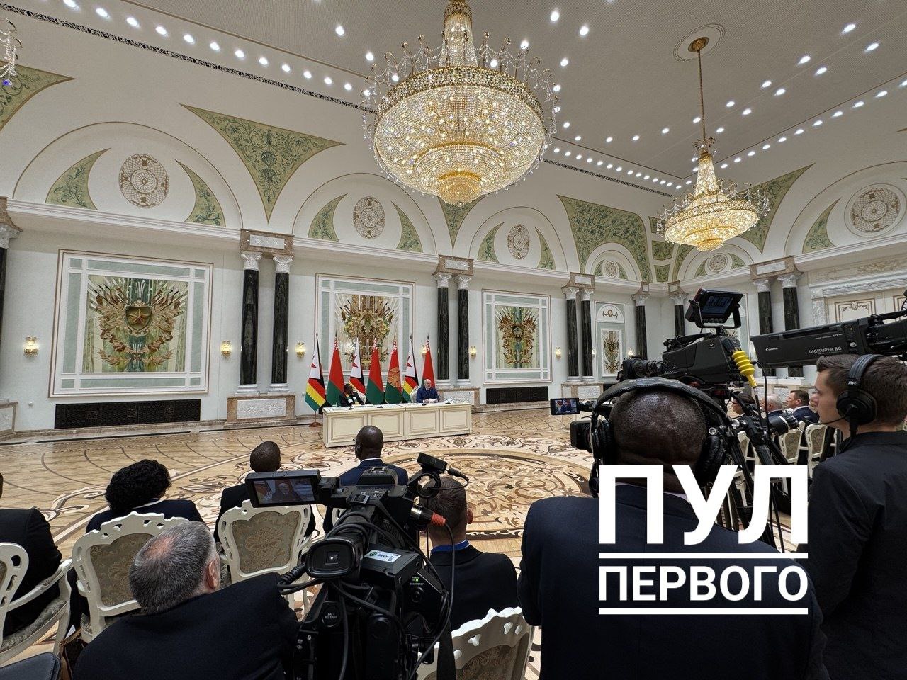 Лукашенко: В этом году Беларусь председательствует в Евразийском экономическом союзе, Зимбабве – в Сообществе развития Юга Африки. Мы готовы использовать своё особое положение для активизации сотрудничества между этими интеграционными блоками и упрощения условий взаимной торговли. Конечно, в соответствии с действующими правовыми процедурами.