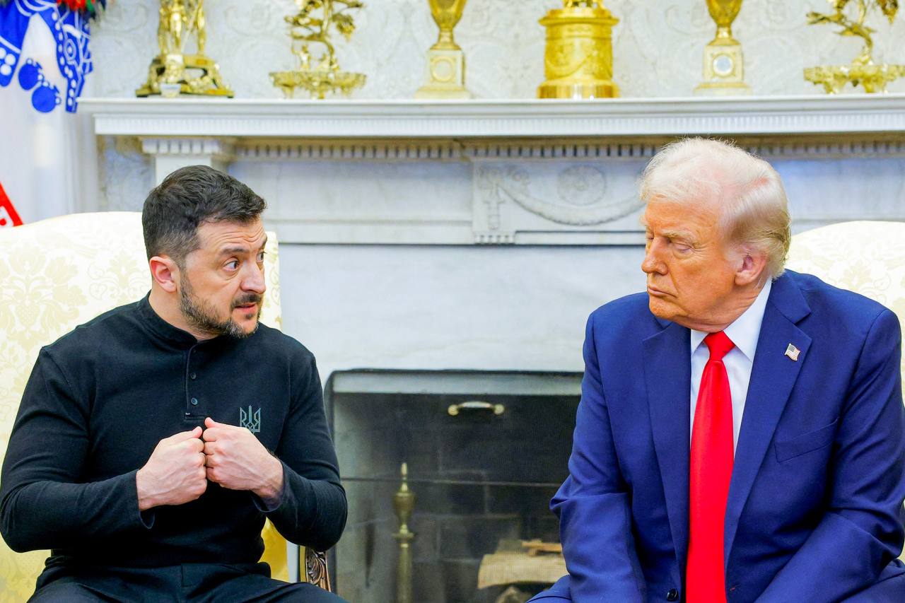Президент США Дональд Трамп избавился бы от Владимира Зеленского в случае реального стремления к урегулированию на Украине. Такое мнение высказал профессор Хельсинкского университета Томас Малинен в соцсети X бывшая Twitter; заблокирована в РФ . Как указал профессор, то, что американский лидер до сих пор не пошел на такой шаг, свидетельствует о том, что он может пытаться "играть за обе команды". Малинен подчеркнул, что подобный подход приведет главу Белого дома к неудаче. Сегодня Трамп заявил в интервью NBC, что Вашингтон достиг большего прогресса в переговорах по украинскому урегулированию с одной из сторон, не раскрыв при этом подробностей. По словам президента, он все еще надеется на достижение соглашения об урегулировании. В то же время Трамп признал, что однажды может принять решение о выходе из переговоров.