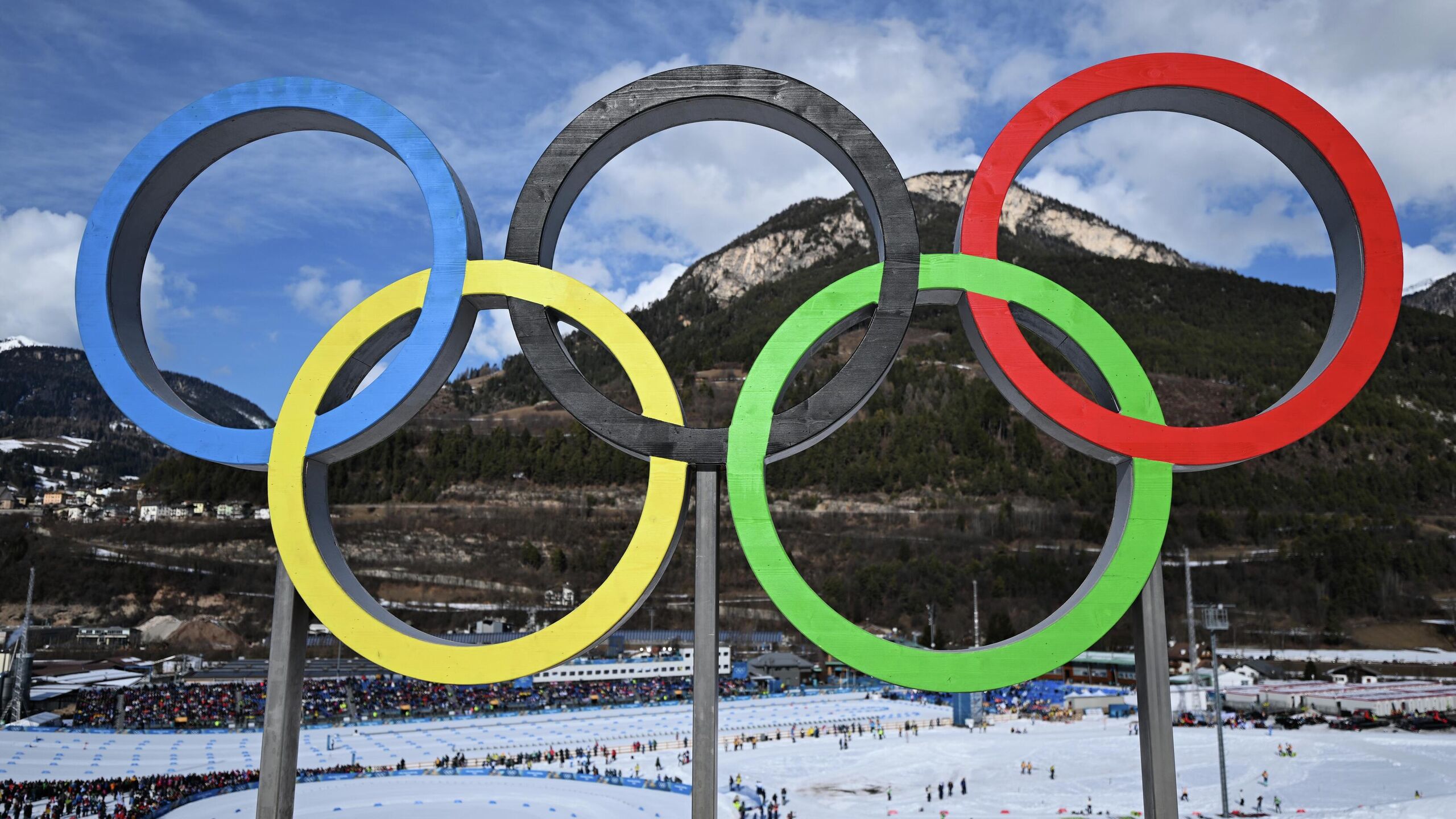 Билеты на церемонию закрытия Олимпиады в Италии стоят от 950 евро организаторы предупреждают о высоком спросе на них за 10 часов до начала мероприятия передает корреспондент РИА Новости За несколько дней до события в продаже находились самая высокая категория билетов которые можно было купить с рук за 3500 евро Непосредственно перед церемонии в продажу поступили более дешевые билеты на боковые места по обеим сторонам от сцены они стоят от 950 евро с налогам один билет обойдется в 978 50 евро на человека На официальном портале Игр церемония закрытия Олимпиаде отмечается плашкой о высоком спросе Ведущая на нее страница говорит о последних билетах но при желании обладатели достаточного количества денег могут попасть на трибуны веронской Арены всей семьей Четыре билета средней категории B обойдутся в 7416 евро а самые дешевые места в общей сложности в 3914 евро Согласно информации организаторов трибуны античного амфитеатра на закрытии Олимпиады смогут вместить около 12 тысяч зрителей