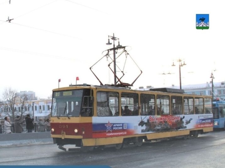 В Орле трамваи начали курсировать в Железнодорожном районе  В Железнодорожный район Орла вернулись трамваи. С сегодняшнего дня восстановили движение по маршрутам №№1,3. Об этом сообщают в мэрии.  Ранее «МК в Орле» писал, что электротранспорт не обслуживал Железнодорожный район по причине того, что в районе пересечения переулка Трамвайный и улицы Пушкина проводили реконструкцию тепловых сетей. Масштабные работы уже завершились. В пресс-службе администрации отметили, что реконструкция объекта позволила повысить надёжность теплоснабжения потребителей Железнодорожного и Заводского районов Орла.  Что касается трамвая №4, то он не будет курсировать до 15 октября. Этот маршрут на первые две недели второго месяца осени заменят автобусы. К середине октября специалисты должны завершить технические работы.