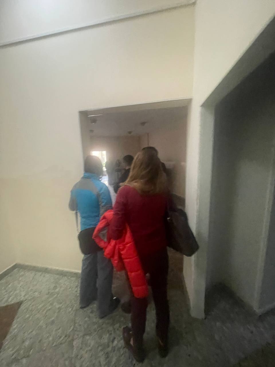 Ты кто такая Как силовики разговаривают с юристом Orda kz Журналистка Orda kz рассказала что она вместе с коллегами вела прямой эфир После этого команда решила выйти из редакции и вернуться в кофейню чтобы уточнить детали эфира На выходе по её словам появились представители полиции которые остановили журналистов Юрист Ольга Диденко потребовала постановление у старшего следователя Он представился и Ольга записала его имя фамилию и номер удостоверения Однако как утверждает журналистка следователь отказался показывать постановление и грубо с ней разговаривал Он сказал ей кто она такая необразованной её назвал И сказал что он не будет ей показывать постановление потому что она не является участником следственных действий рассказала она В этот момент по её словам полицейские допрашивали другого журналиста Orda kz Его окружили Адвоката к нему не подпускали добавила журналистка