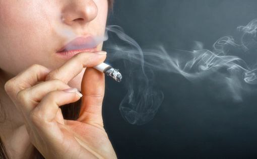Франция запретит курение на пляжах, в парках и возле школ Франция запретит курение во всех местах на открытом воздухе, где могут находиться дети, заявила министр здравоохранения и семьи Катрин Вотрен. Запрет вступит в силу 1 июля и распространится на пляжи, парки, общественные сады, территории возле школ, автобусные остановки и спортивные площадки. "Табак должен исчезнуть там, где есть дети", — заявила Вотрен в интервью, опубликованном ежедневной газетой Ouest-France. Вотрен добавила, что "свобода курить должна заканчиваться там, где начинается свобода детей дышать свежим воздухом". ________________________ Хотите знать больше? : Mignews