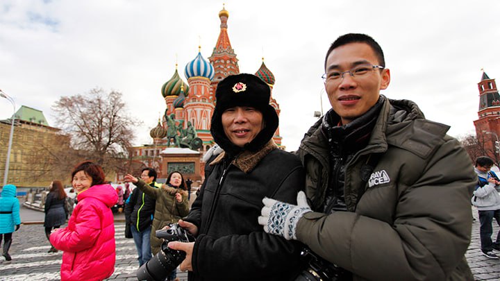 95 китайских туристов планируют повторные поездки в Россию Такие данные представил Центр стратегических разработок по итогам опроса на международной туристической выставке По словам директора ЦСР Олега Кочуга ключевую роль играет цифровая доступность удобные системы бронирования оплата в юанях быстрый интернет и информация на китайском Эти факторы значительно повышают комфорт путешествий Не можем не спросить Как думаете а что больше всего привлекает русских туристов в Китае Почему они снова и снова возвращаются в Поднебесную chissanchi только правдивые приграничные новости