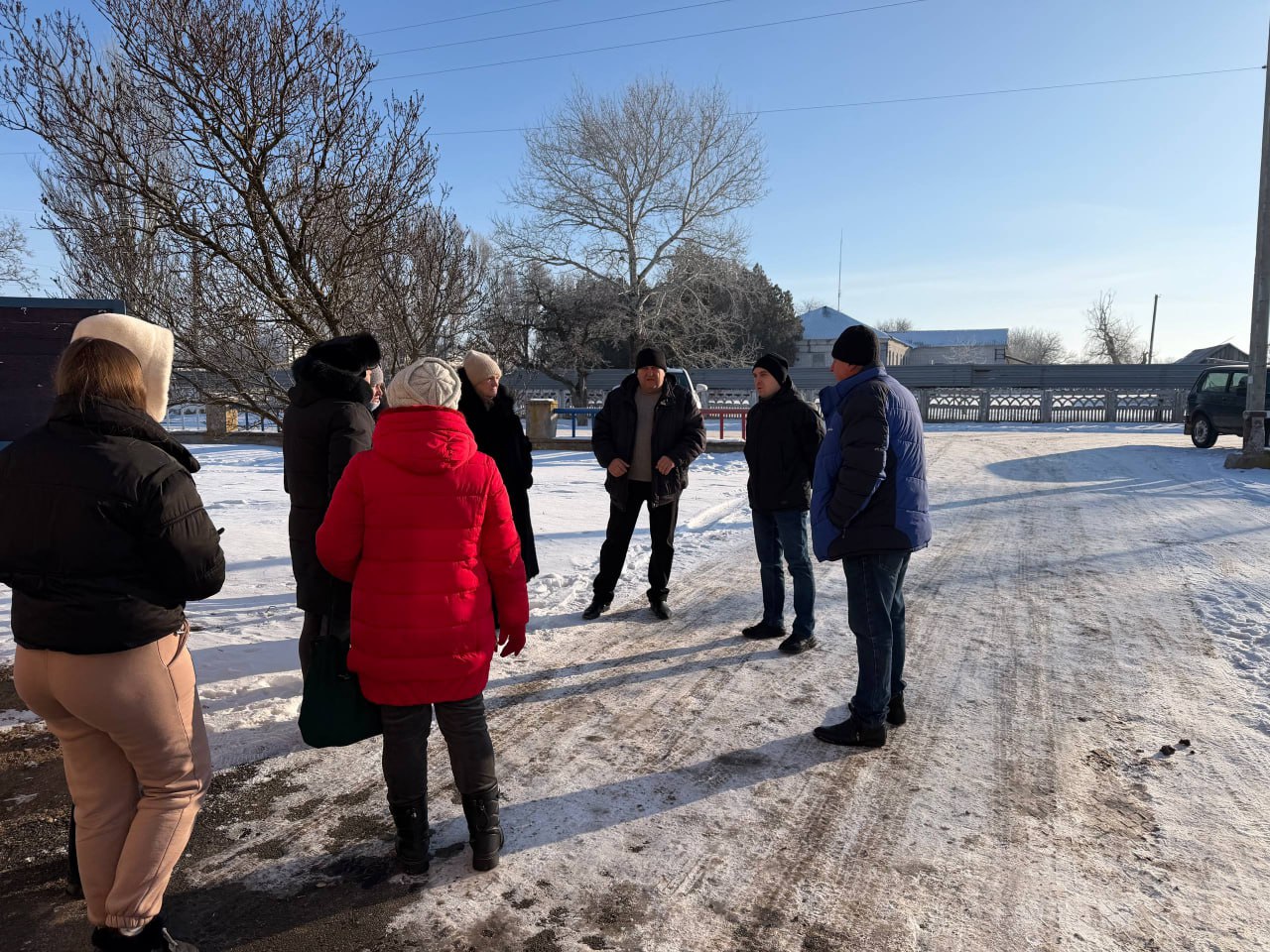 Встреча с населением села Солнцево Первый заместитель главы Администрации Старобешевского муниципального округа Алексей Черкашин провел встречу с жителями села Солнцево  В начале встречи Алексей Романович проинформировал присутствующих о ремонтных работах выполненных в 2025 году и планах на 2026 год  В ходе встречи жителями были заданы актуальные вопросы среди которых Автобусное сообщение Запланировано открытие государственного предприятия на территории Старобешевского муниципального округа которое будет осуществлять автобусные перевозки Установка комплексной детской и спортивной площадки Будут изысканы денежные средства для строительства комплексной площадки так же жителям предложено создать ТОС и поучаствовать в федеральных региональных и муниципальных проектах Аварийное состояние линий электропередач по улице Солнечная 60 Будет направленно письмо в Старобешевский РЭС Кронирование деревьев Работы запланированы в текущем году на всей территории Старобешевского муниципального округа  Выездной приём специалистами МФЦ Будет подана заявка в МФЦ Работа выездной аптеки Будет направленно письмо в ГУП ДНР Лекарства Донбасса Встреча прошла в формате открытого диалога где каждый житель смог высказать свою обеспокоенность и получить конкретные ответы Регулярные встречи с населением позволяют оперативно реагировать на возникающие вопросы и совместно находить оптимальные пути их решения   ЕРДНР ЕдинаяРоссия ЕРСтаробешево НароднаяПрограммаЕР ВозрождаемДонбассВместе