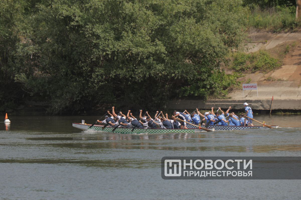 На городском пляже в Тирасполе начались полуфинальные заезды регаты "Семья Президента за здоровый образ жизни". Борьба за медали идёт в трёх основных группах – силовиков, предприятий и организаций, а также гражданских органов власти. Чемпионы трех главных групп сразятся в главном заезде за Суперкубок. За золотом погонятся и "драконы" женских команд МВД и завода «Квинт», команд студентов – Военный институт Минобороны и Училище олимпийского резерва, и школьников – то же Училище олимпийского резерва и кадеты МВД. Онлайн-трансляция регаты здесь.