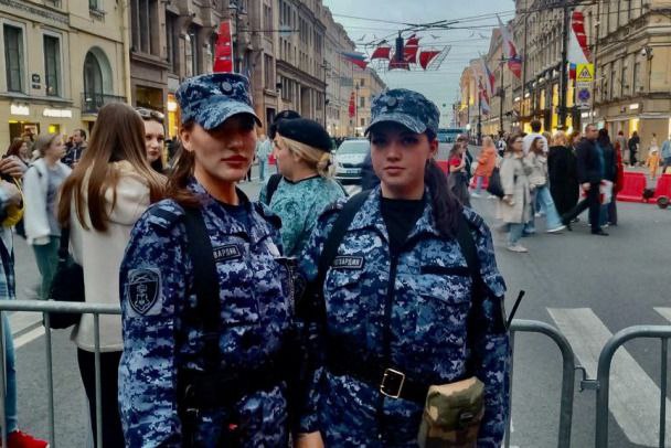 Росгвардейцы нашли ребенка, потерявшегося в толпе на репетиции “Алых парусов”  Как сообщает пресс-служба Росгвардии, 27 июня сотрудники отдела вневедомственной охраны по Адмиралтейскому району Петербурга нашли потерявшегося 14-летнего школьника. Он затерялся в толпе на репетиции "Алых парусов". Мать обратилась к полицейскому, а тот к патрулю вневедомственной охраны.    "Фотография и приметы ребенка были переданы всем дежурным нарядам, обеспечивавшим безопасность мероприятия. Спустя 10 минут росгвардейцы обнаружили мальчика и передали его матери, после чего вновь вернулись на маршрут патрулирования",  - сообщила пресс-служба Росгвардии.  Судя по фото ведомства, речь идет о патруле из двух девушек.   пресс-служба ГУ Росгвардии по Петербургу и Ленобласти